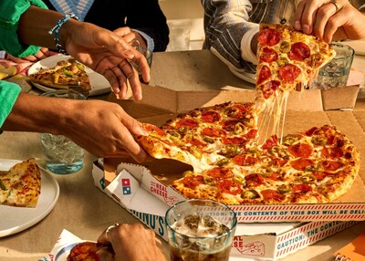 ¡Vuelve el especial de Domino's de una semana para llevar! Del 12 al 18 de agosto, los clientes pueden llevarse pizzas grandes con dos ingredientes por $6.99 cada una.