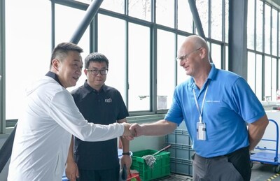 Vehicle dynamic performance expert from Mazda Europe R&D center (right) communicates with Changan Mazda staff