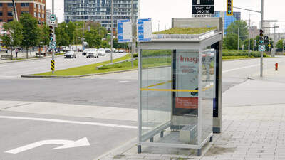 Abribus dans l'arrondissement Ville-Marie à l'intersection Robert-Bourassa/Saint-Jacques. (Groupe CNW/École de Technologie Supérieure)