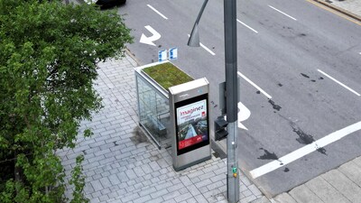 Abribus dans l'arrondissement Ville-Marie à l'intersection Robert-Bourassa/Saint-Jacques. (Groupe CNW/École de Technologie Supérieure)