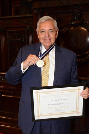 Roberto Cortes recebe a Medalha Tiradentes no Rio de Janeiro