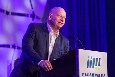 Special guest, writer, actor, comedian and Meals on Wheels supporter Jeff Ross helped commemorate Meals on Wheels America’s 50th anniversary at the 2024 Meals on Wheels Annual Conference.