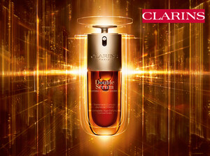 CLARINS PRÉSENTE LA 9E GÉNÉRATION DE L'ICONIQUE DOUBLE SERUM POUR DÉFIER LES LOIS DU TEMPS