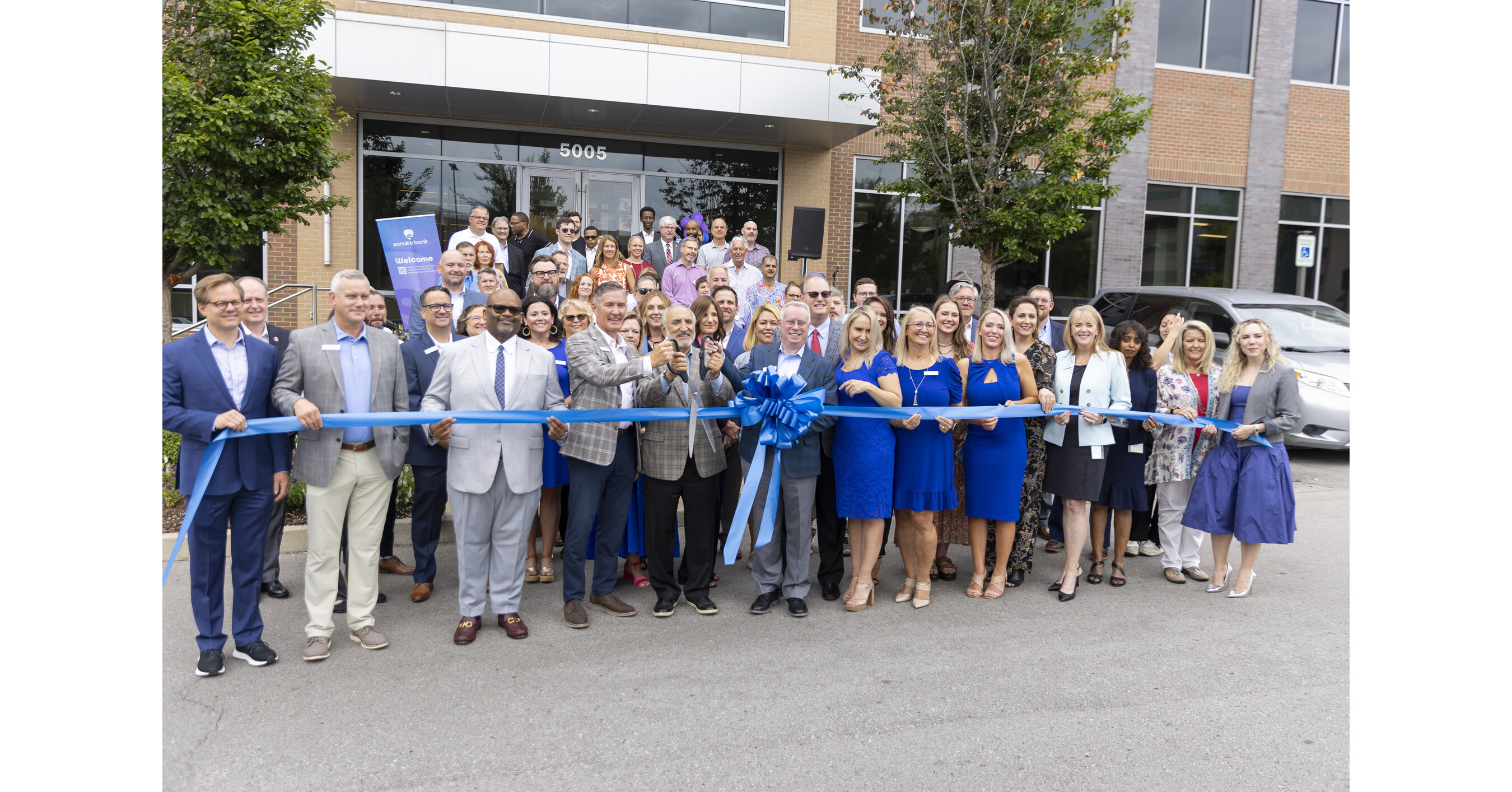 Sonata Bank Celebrates New Brentwood Branch with Williamson Chamber Ribbon-Cutting Ceremony