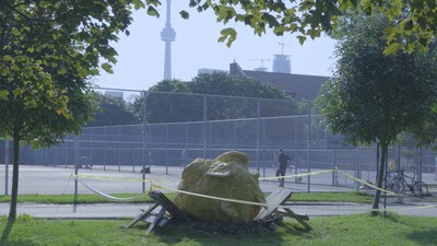 Kellogg's launches Two Scoops Raisin Bran® Crunch cereal in Canada with a giant Crunchorite Landing in Trinity Bellwoods (CNW Group/WK Kellogg Co)