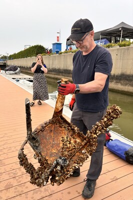 Bouteilles de vitre, contenants de plastique, de nombreux mégots de cigarettes, ainsi que d’autres objets inusités, comme une chaise et un vélo, ont été retrouvés dans le fleuve et sur les berges du Saint-Laurent. (Groupe CNW/Société des établissements de plein air du Québec)