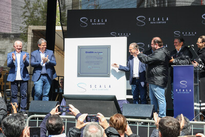 The Governor of São Paulo State, Tarcísio de Freitas; the Vice Mayor of Barueri, Beto Piteri; and Scala’s Co-Founder and CEO, Marcos Peigo, unveil the commemorative plaque for Phase 2 of the Tamboré Campus.