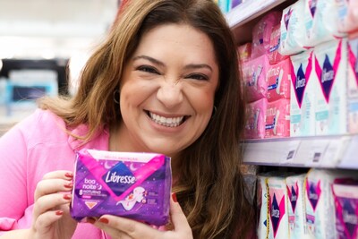 Priscila Ramos, Gerente de Marketing da Categoria Femcare da Essity no Brasil, com os produtos Libresse nas farmácias. DIVULGAÇÃO ESSITY