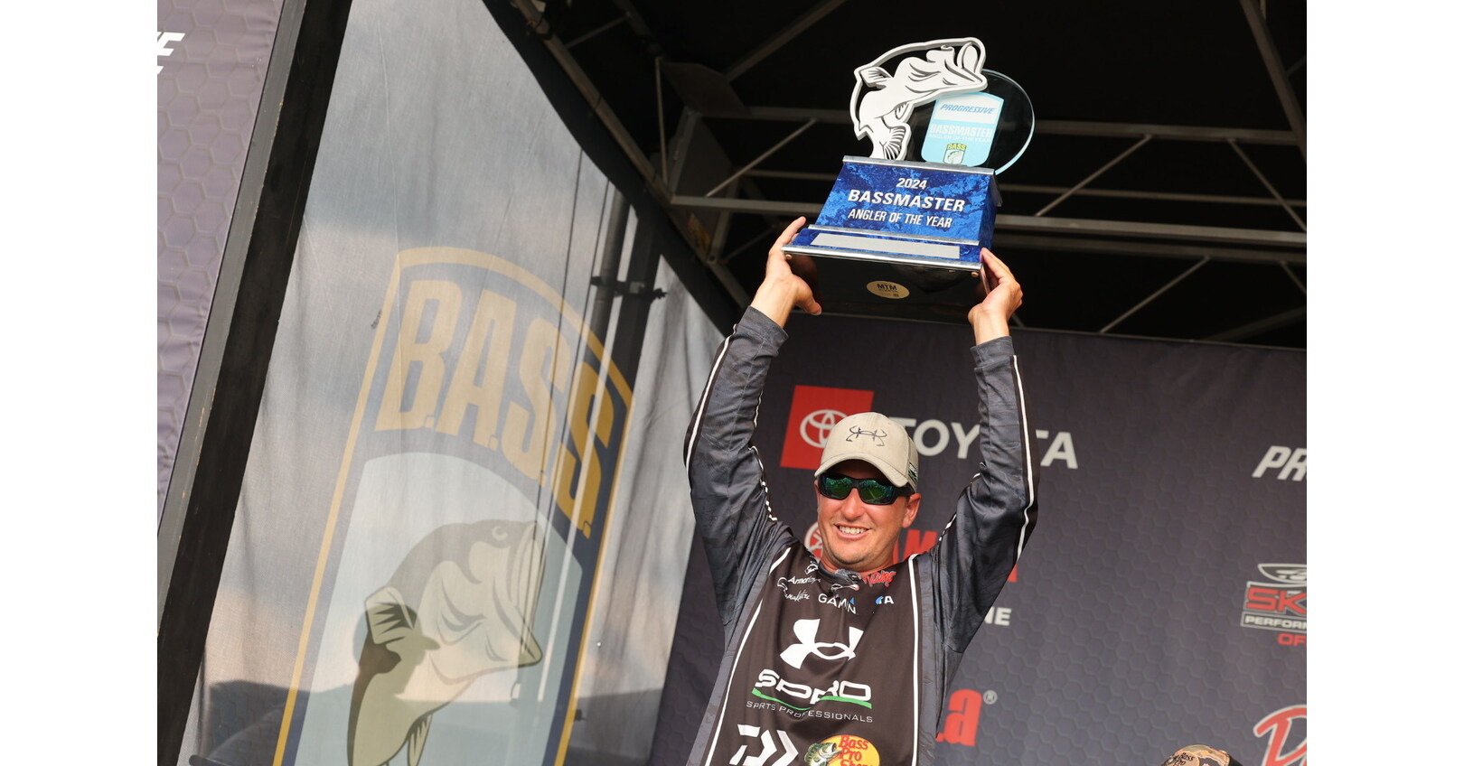 Johnston takes Progressive Bassmaster Angler of the Year title with big rally