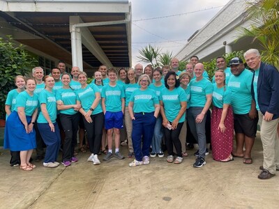 Dr. William Tettelbach (right), volunteers from the charitable foundation Ámanaki Foóu, and local health care professionals during their annual diabetes education and treatment mission at Vaiola Hospital, Nuku'alofa, Tonga.