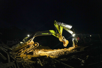 El equipo de apoyo de Zoomlion trabaja durante la noche para ayudar con los trabajos de socorro tras la catástrofe de deslave en la ciudad de Zixing, provincia de Hunan, China