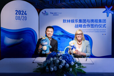 Jim Ji, Vice President of Trip.com Group, CEO of Attractions & Tours, signs MoU with Fiona Eastwood, Chief Operating Officer of Merlin Entertainments Gateway and Resort Theme Parks