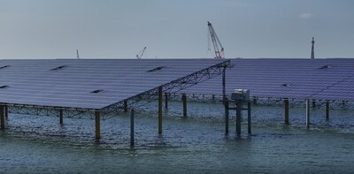 La construcción del primer proyecto solar HJT offshore Yantai Zhaoyuan de 400 MW a gran escala de China (PRNewsfoto/Grand Sunergy)