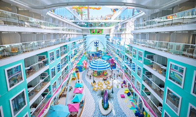 Diseñado para familias con niños pequeños, Surfside es donde las familias pueden quedarse y jugar todo el día sin concesiones en Icon of the Seas de Royal Caribbean y en Star of the Seas, que pronto debutará. El vecindario cuenta con tres experiencias acuáticas, incluida la piscina Water's Edge donde los adultos se pueden relajar a solo unos pasos de Splashaway Bay, el parque acuático para niños, y lugares cercanos donde hay comida y bebidas para todos, como el bar The Lemon Post y el buffet dedicado Surfside Eatery.