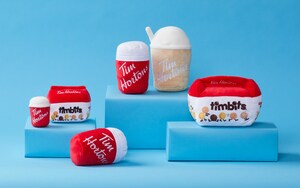 Tim Hortons lance sur la Boutique Tim de superbes jouets pour chiens en peluche qui couinent, dont une boîte de Timbits et un gobelet à café