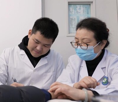 Zaw Win Maung and his mentor working together at the Yunnan Provincial Hospital of Traditional Chinese Medicine. (Photo proviede by Zaw Win Maung)