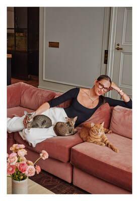 Fashion icon and cat lover Jenna Lyons was inspired by the playful nature of her three cats – Charlie, Rimba and Roo – and combined her design expertise with the thoughtful touches that Fancy Feast is known for to help bring the Set for Delight collection to life.