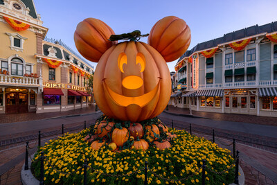 Halloween Time at Disneyland Park in Anaheim, Calif., will bring frightfully fun experiences to guests. From transformed Halloween-themed attractions, and sightings of favorite Disney characters and villains, to seasonal décor, festive merchandise and delightfully delicious treats, there will be family-friendly fun for every ghoul or goblin to enjoy at the Disneyland Resort, from Aug.23 – Oct. 31, 2024. (Richard Harbaugh/Disneyland Resort)