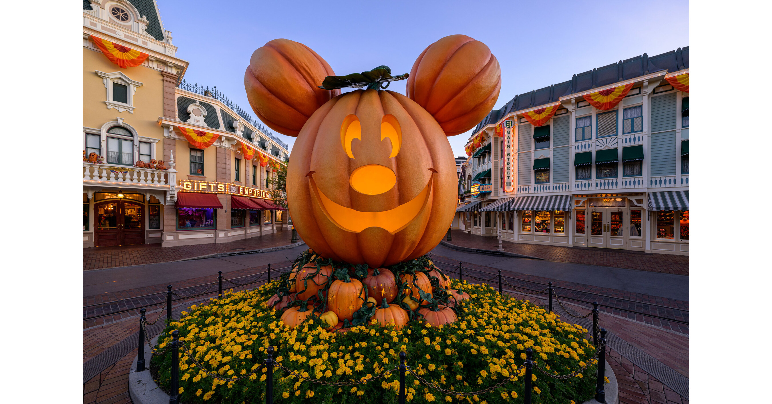 Disneyland Resort Fall Favorites Return Aug. 23, 2024, with Halloween Time and Plaza de la Familia