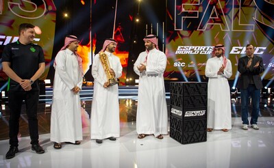 HRH Prince Mohammed bin Salman bin Abdulaziz Al Saud, Crown Prince and Prime Minister of Saudi Arabia, presents the Esports World Cup Club Championship Trophy to Mosaad AlDossary, Co-Founder and Chairman of Falcons Esports, at the inaugural Esports World Cup closing ceremony in Riyadh, Saudi Arabia, on Sunday, August 25. Joining them on stage is (Left to Right) Grant Rousseau, Director of Esports and Operations at Falcons Esports, Muhammed Almutairi, General Director at Falcons Esports, HRH Prince Abdulaziz bin Turki Al Faisal, Saudi Minister of Sport, and President of the Saudi Olympic and Paralympic Committee, and Ralf Reichert, CEO of the Esports World Cup Foundation. (PRNewsfoto/Esports World Cup Foundation)