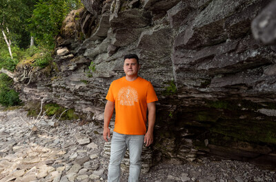 Giant Tiger and Indspire launch third-year collaboration with a new shirt design to support indigenous post-secondary students. Featuring a brand-new design by Two-Spirit Ojibwe artist Patrick Hunter (pictured), the shirt is available now at select Giant Tiger stores and GiantTiger.com. (CNW Group/Giant Tiger Stores Limited)