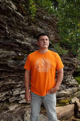 Tigre Géant et Indpsire lancent leur collaboration, pour une troisième année, avec un nouveau t-shirt en soutien aux étudiantes et étudiants autochtones. Illustré d’un tout nouveau dessin de l’artiste ojibwé bispirituel Patrick Hunter (illustré), le t-shirt hors-série est offert dès maintenant dans certains magasins Tigre Géant et au tigregeant.com. (Groupe CNW/Giant Tiger Stores Limited)