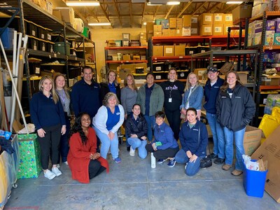 Members of the Mattamy Orlando team volunteer at Harbor House (CNW Group/Mattamy Homes Limited)