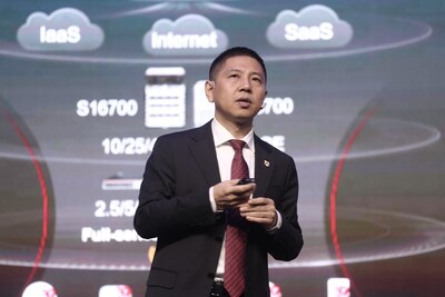 Leon Wang, Presidente da Linha de Produtos de Data Communication da Huawei, durante seu discurso principal