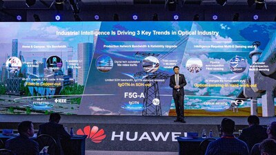 Kim Jin, Vice-Presidente da Linha de Produtos de Negócios Ópticos da Huawei, fazendo um discurso de abertura