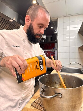 Johnny use EFFO - Professional cooking oil Johnny use EFFO - Professional cooking oil