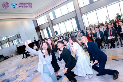 Los representantes internacionales de la juventud Noah Shenoy, Akhomsanh Chanmany y Liu Jiaxin compartieron sus puntos de vista sobre la práctica de la modernización al estilo chino en las provincias de Zhejiang, Guizhou y Mongolia Interior, respectivamente (PRNewsfoto/Tsinghua University)