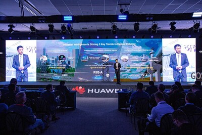 Kim Jin, vicepresidente de la línea de productos ópticos empresariales de Huawei, pronunciando un discurso de apertura