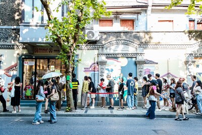 During the second Xiaohongshu Street Life Festival, people lined up along the streets of Shanghai to experience activities.