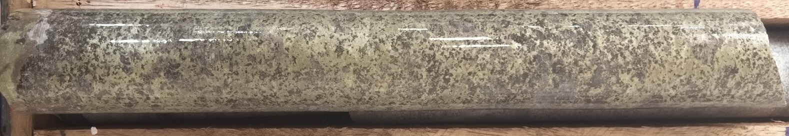 Figure 1: Interpreted breccia copper sulphide mineralization in DDH2405T012 at T5 (158.90m - 159.10m downhole), on the eastern most extent of drilling. (CNW Group/Bravo Mining Corp.) Figure 1: Interpreted breccia copper sulphide mineralization in DDH2405T012 at T5 (158.90m - 159.10m downhole), on the eastern most extent of drilling. (CNW Group/Bravo Mining Corp.)