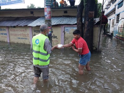 HHRD Volunteers providing meals in Bangladesh