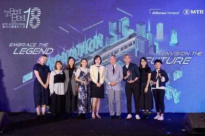 《魔雪奇緣世界 - 登陸金鐘及中環站》及《香港旅遊發展局 - 香港哈囉威》分別奪得「至高榮譽最佳創作—白金獎」及「至高榮譽最佳媒體運用—白金獎」,得獎代表從德高中國大中華區行政總裁黃漢釗先生與港鐵公司常務總監 – 香港客運服務楊美珍女士手中接過獎項。 《魔雪奇緣世界 - 登陸金鐘及中環站》及《香港旅遊發展局 - 香港哈囉威》分別奪得「至高榮譽最佳創作—白金獎」及「至高榮譽最佳媒體運用—白金獎」,得獎代表從德高中國大中華區行政總裁黃漢釗先生與港鐵公司常務總監 – 香港客運服務楊美珍女士手中接過獎項。