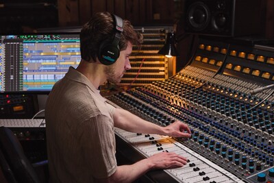 The MDR-M1 headphones were created in collaboration with some of the top sound engineers in the industry, including Mastering Engineer of Battery Studios, Mike Piacentini, and Recording and Mixing Engineer of Power Station at Berklee NYC, Akihiro Nishimura, to ensure an authentic and enriching music experience.