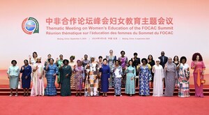 Peng Liyuan und Ehefrauen afrikanischer Staatsoberhäupter nehmen an Konferenz über Frauenbildung in China und Afrika teil