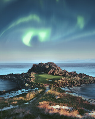 Northern lights over the iconic 2nd hole. Photo: Jacob Sjöman (PRNewsFoto/The Cabot Collection)