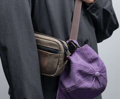 A unique paragliding-style buckle on one side allows you to thread and hang a hat or other item through the strap.