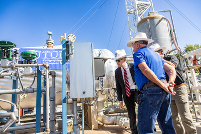 U.S. Sen. James Lankford of Oklahoma views a hydrogen blending demonstration at The University of Tulsa's North Campus research facility alongside representatives from Sagebrush, LLC, on Thursday, Sept. 5, 2024. Researchers in UTulsa's College of Engineering & Computer Science are working with Sagebrush to maximize the effectiveness of blending hydrogen in natural gas pipelines to reduce emissions.