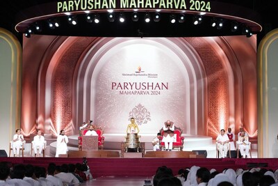 Honorable Governor of Maharashtra Shri C.P. Radhakrishnan joins Samvatsari celebrations in pious presence of Pujya Gurudevshri Rakeshji