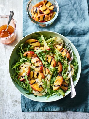 Enjoy this lovely rocket salad with peaches and fennel.