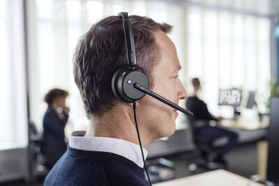 Be heard on any call with a wired headset for hybrid workers that delivers value for money. Advanced noise-filtering technology transmits your voice instead of unwanted noise, while the speakers deliver exceptional sound so that you don't miss a word.