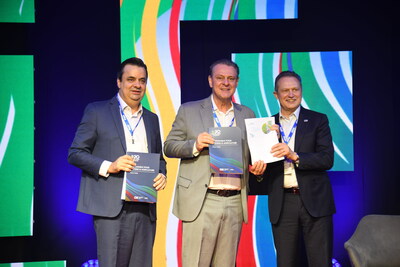 Industry leaders presenting reports on sustainable food systems and agriculture at the International Forum of Agriculture (FIAP). Photo credit: Fluir Fotos.