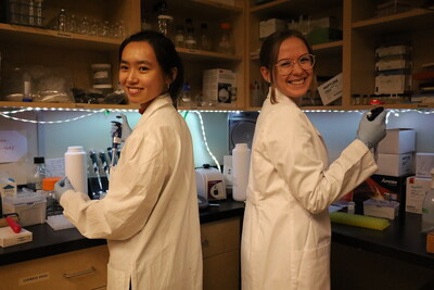 TRU research team members Breanne McAmmond and Xuqianqian Cao process samples. (CNW Group/Genome British Columbia)