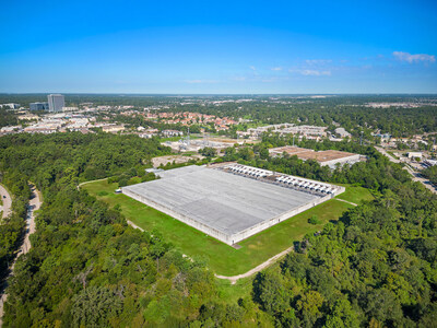 Le site HOU2 de Serverfarm s’étend sur près d’un demi-million de pieds carrés dans deux bâtiments, avec une capacité garantie d’expansion à 100 MW au moyen de l’énergie du réseau existant.