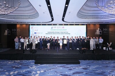 AECOM and Highways Department representatives accepted the “Innovative Surveying Award” and “Grand Award for Post-occupation Category” from the HKIS.