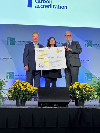 PortsToronto's Senior Manager of ESG, Juhi Matta, and Vice President, Airport, Warren Askew, receive Airport Carbon Accreditation Level 1 at the Airports Council International – North America Annual Conference and Exhibition in Grand Rapids, Michigan. (CNW Group/Billy Bishop Toronto City Airport)