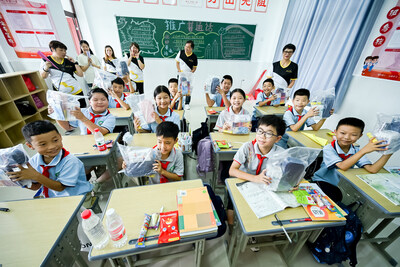 Sands China team members tour the newly constructed Aoyi Primary School Tuesday and pass out gift packs, including school stationery for the new scholastic year and sports equipment for the school. Sands China team members tour the newly constructed Aoyi Primary School Tuesday and pass out gift packs, including school stationery for the new scholastic year and sports equipment for the school.